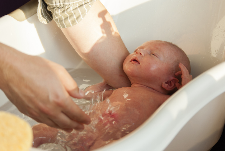 Støvet klient sikkerhedsstillelse Babys første bad - læs her om badning af din nyfødte baby