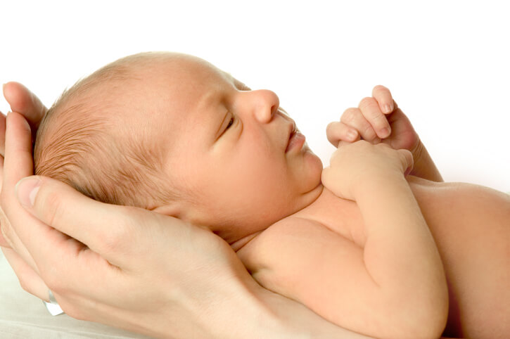 Mæt baby i mors arme, hvor ofte skal en baby ammes?