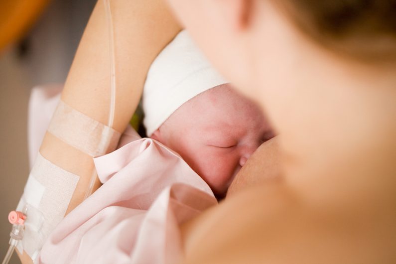 Den første amning af nyfødt - på fødestuen lige efter babys fødsel