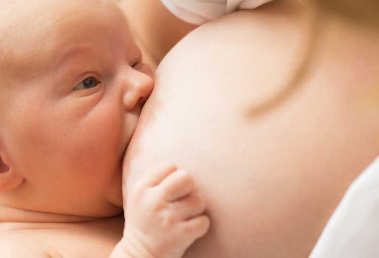 Blokamning - baby spiser af stort bryst