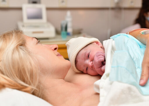 mor med nyfødt baby efter pressefasen