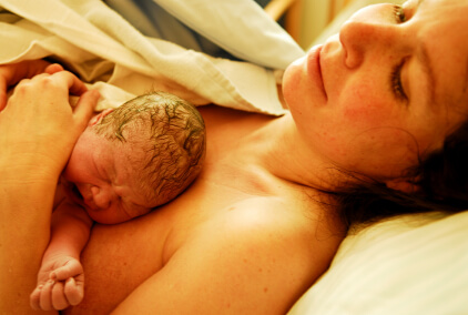 nyfødt baby på maven af mor lige efter fødslen