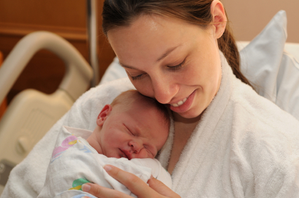 Nybagt mor på hospitalet med sin nyfødte