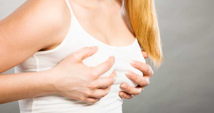 Nedløbsrefleksen - kvinder der tager sig til brystet, fordi mælken løber