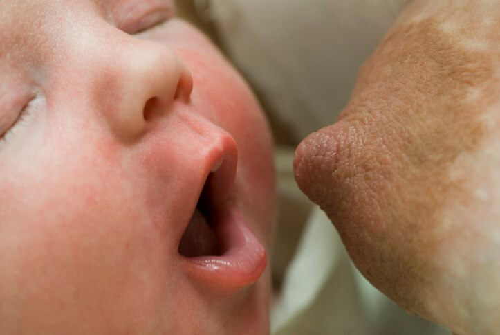 Søgerefleksen - baby søger brystet, åbner munden mod brystvorten