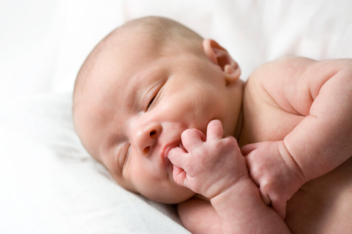 Sutterefleksen - babys sutter på sine fingre