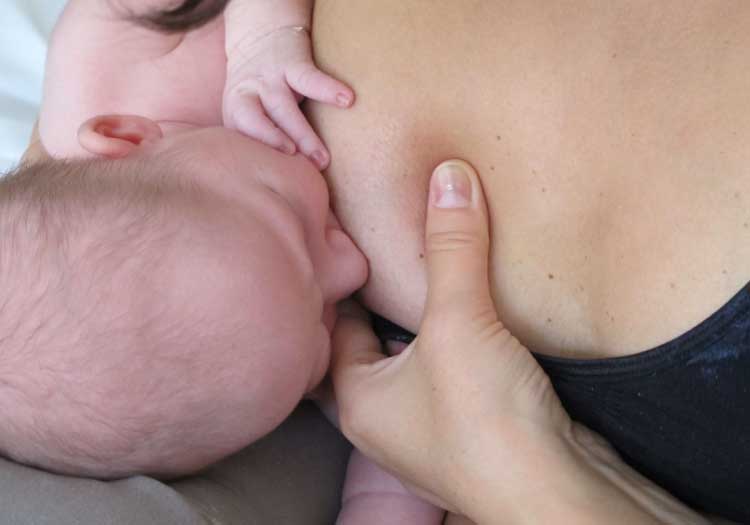 Mælkeknuder og mælkestade, derhjælpes på vej, mens baby ligger ved brystet