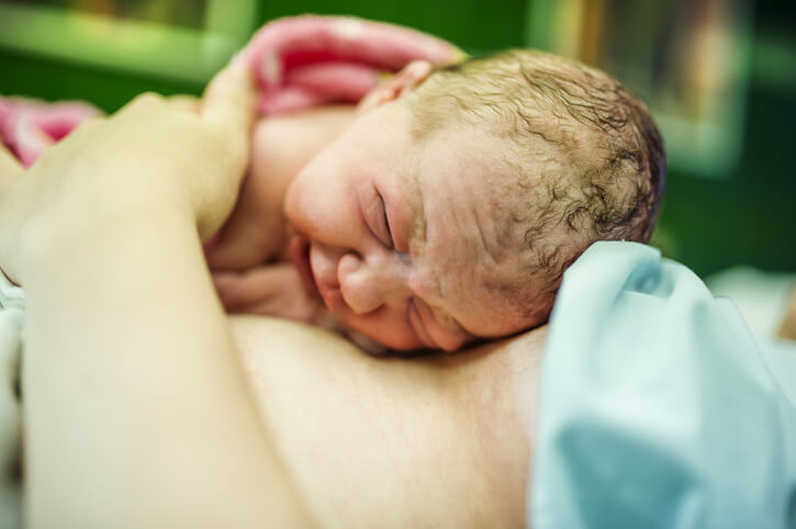 Nyfødt på maven af mor lige efter fødslen