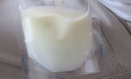 Modermælk i pose fra udmalkning af brystmælk