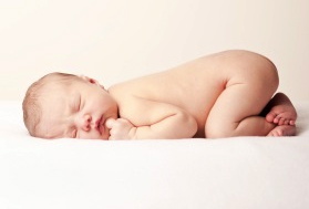 Baby sover trygt på maven i en helt ny verden