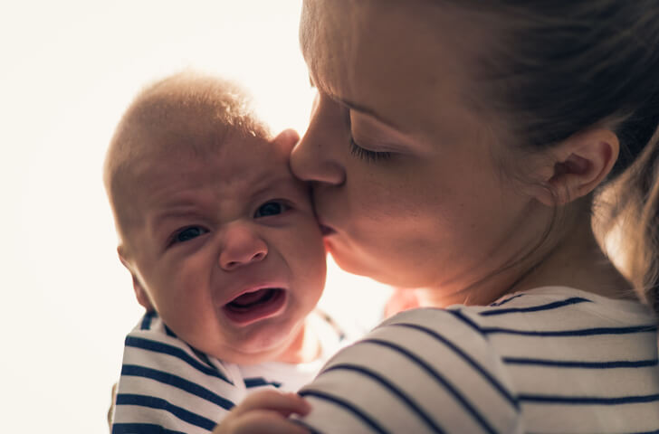 Baby der har ondt, måske det kan hjælpe at skifte til allergivenlig modermælkserstatning