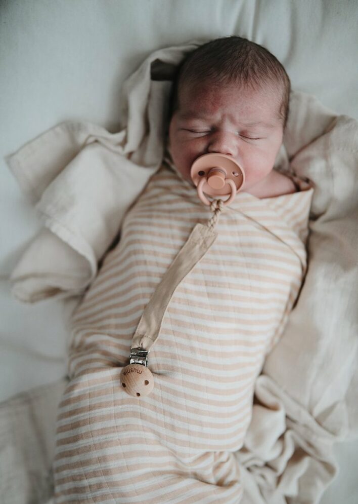Mushie svøb natural stribe med sovende baby