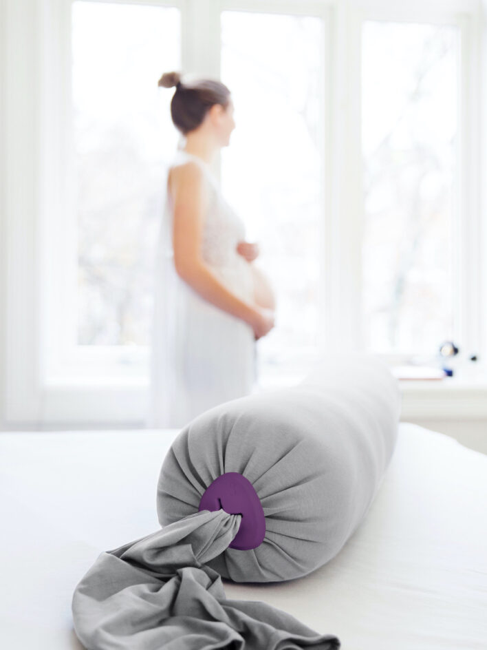 graviditetspude I stone på seng