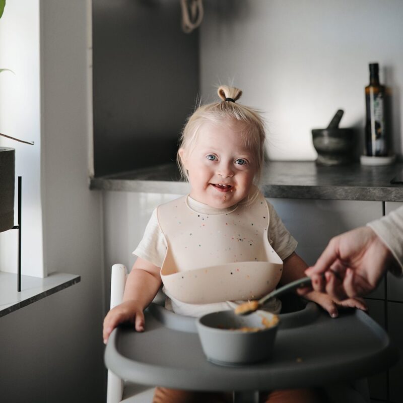 Mushie Skål i Silikone med sugekop i Stone