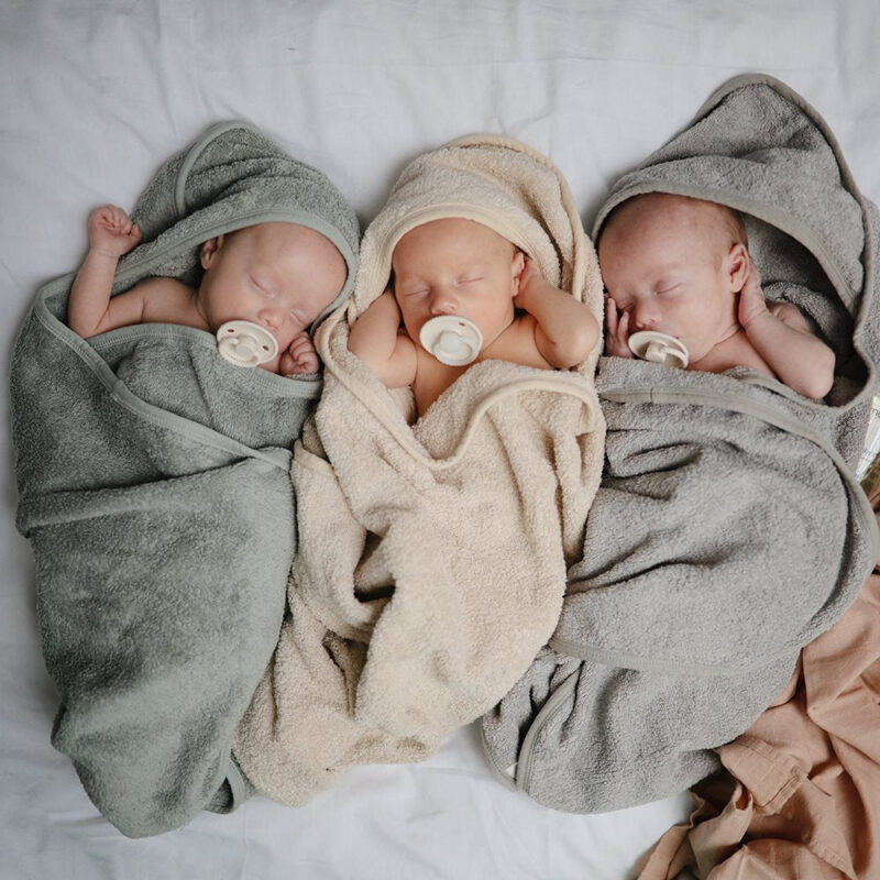 Mushie Babyhåndklæde i Fog i øko bomuld